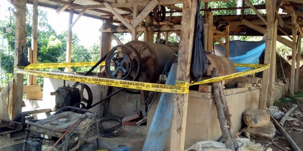 ditreskrimsus polda banten ringkus 5 tersangka penambangan ilegal di gunung liman 31156