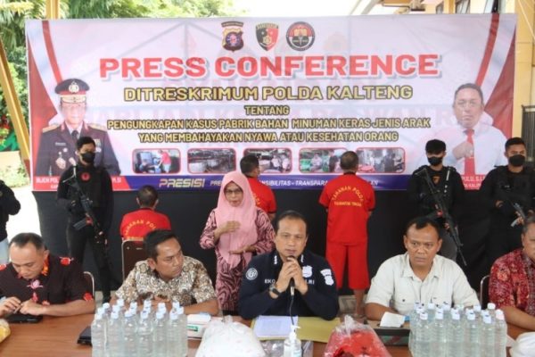 ditreskrimum polda kalteng amankan pemilik pabrik dan ratusan drum miras di kotim 49595