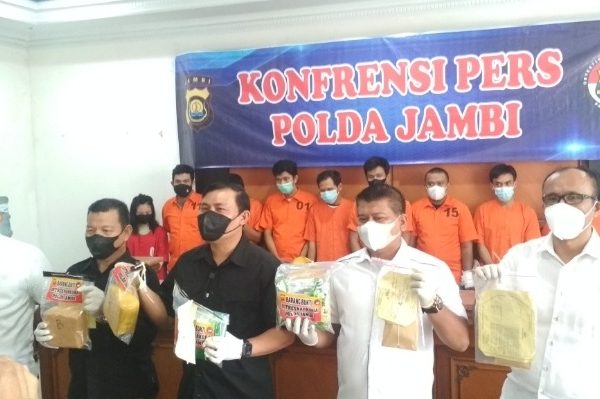 ditresnarkoba polda jambi amankan 10 tersangka kurir narkoba dalam triwulan terakhir 23336