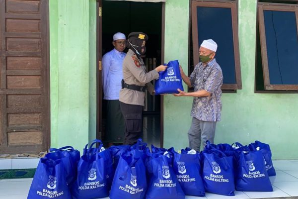 ditsamapta bagikan bansos sadar warga terdampak covid 19 9064