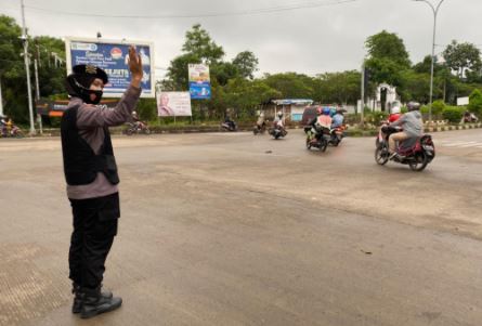 ditsamapta polda banten berikan rasa nyaman warga dengan atur lalin pagi hari 9050