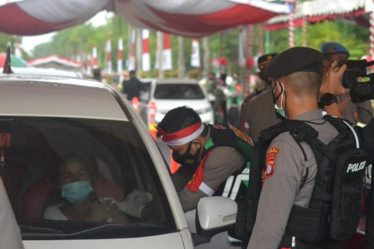 ditsamapta polda kalimantang tengah bantu kelancaran vaksin drive thru 26764