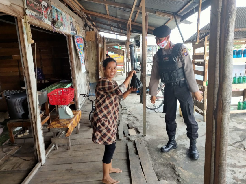 ditsamapta polda kalteng bagikan daging hari raya idul adha 11322