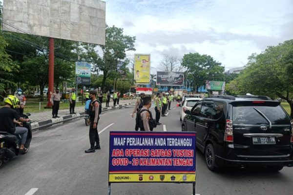 ditsamapta polda kalteng bersama tni terus imbau masyarakat tentang 3m 12937
