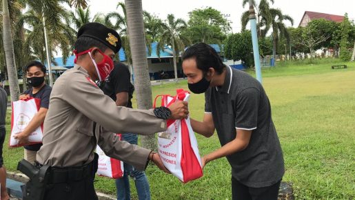 ditsamapta polda kalteng salurkan bantuan sembako kepada warga terdampak covid 19 11255