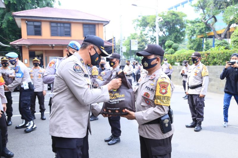 divhumas polri bersama polres jakarta barat bagikan 725 paket sembako kepada warga kurang mampu 32634