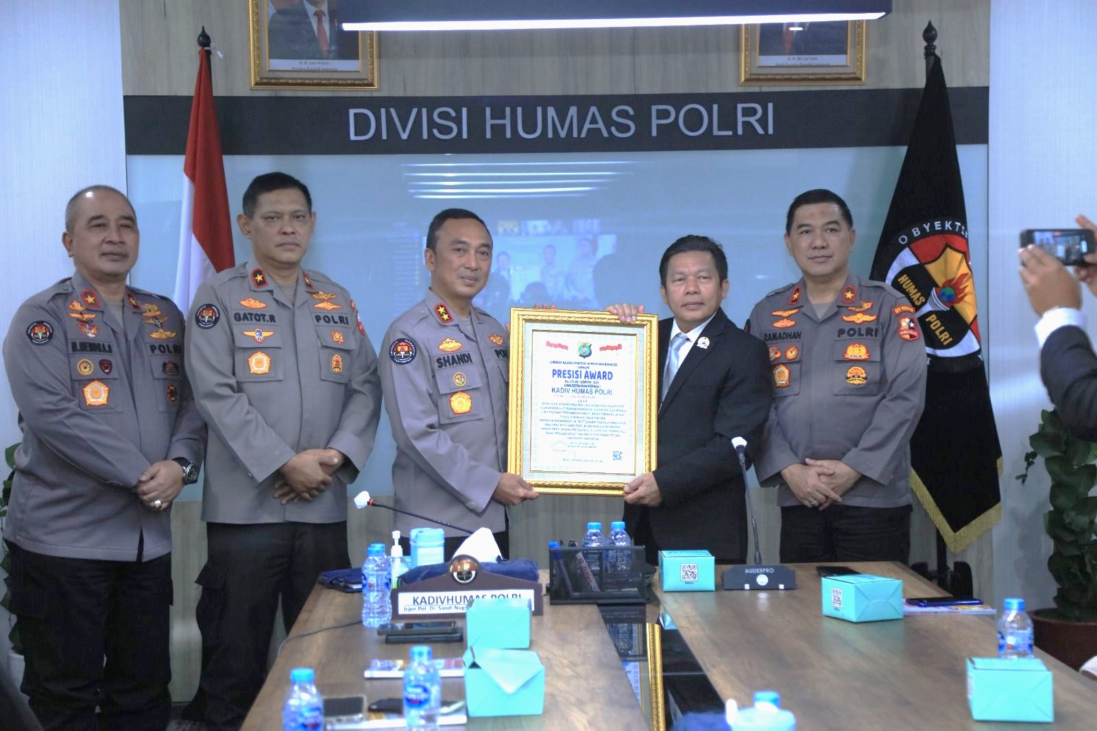 divhumas polri raih presisi award atas prestasi strategi komunikasi publik 62819