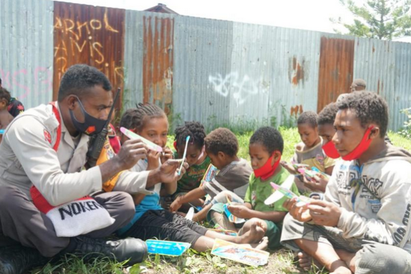 dongkrak semangat belajar anak papua di tengah pandemi covid 19 polisi pi ajar tanamkan wawasan nusantara dan rasa cinta tanah air 12938