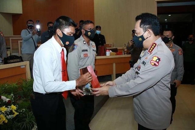 dua personel berprestasi polda bali terima penghargaan dari kapolri 30440