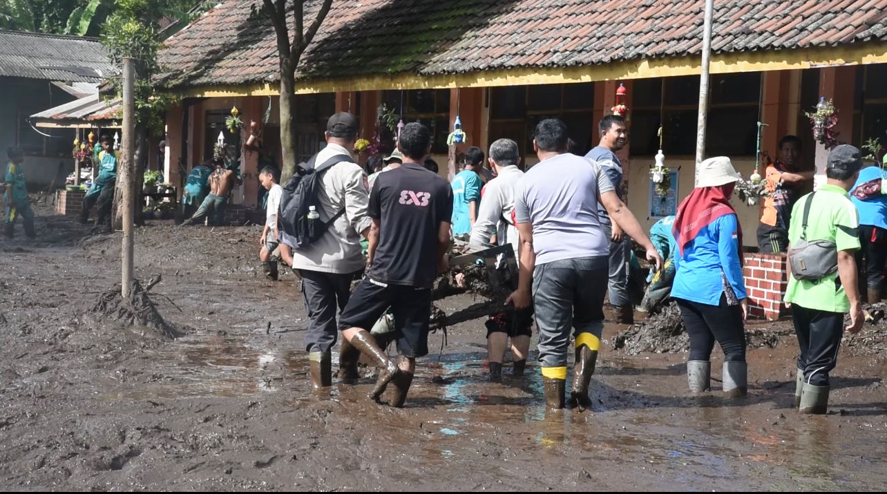 dua tim tni polri gerak bersihkan lumpur di bondowoso 54558