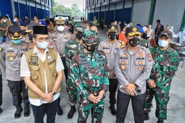 due to the surge in covid 19 cases the east java police implement micro lockdown in 4 bangkalan districts 39205