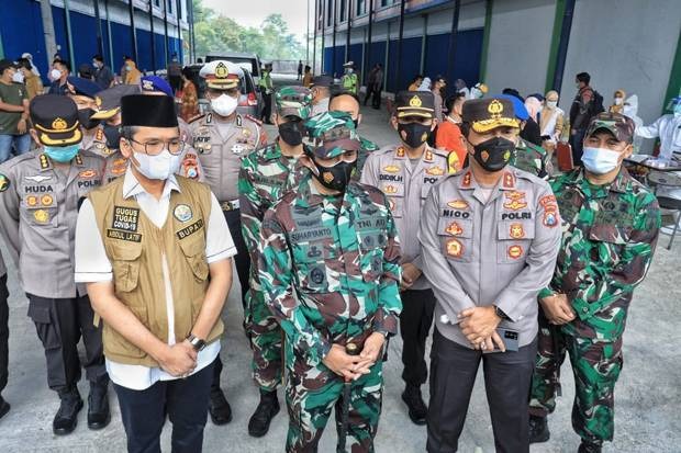 due to the surge in covid 19 cases the east java police implement micro lockdown in 4 bangkalan districts 39205