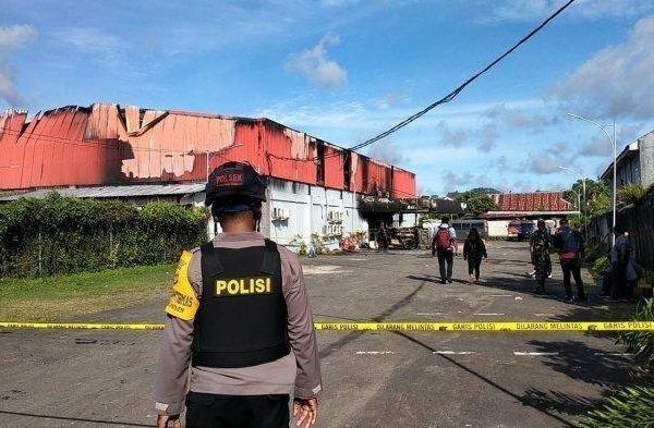dugaan pengaruh miras polda papua barat buru pelaku peristiwa bentrokan di sorong 23004