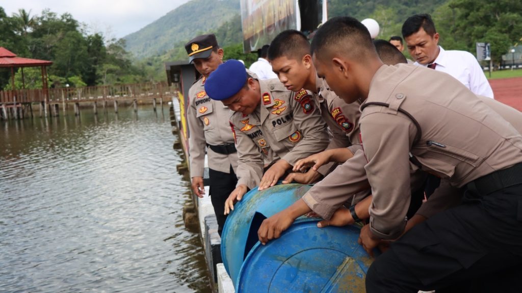 dukung asta cita presiden ri kapolres lingga tebar 8000 ekor ikan nila di kolam polres lingga 83463