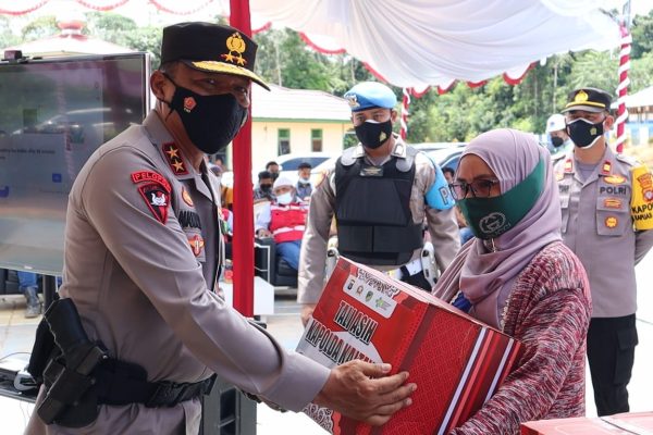 dukung dan sukseskan ptm kapolda kalteng beri bingkisan dan hadiah untuk anak anak yang ikuti pelaksanaan vaksinasi 22885