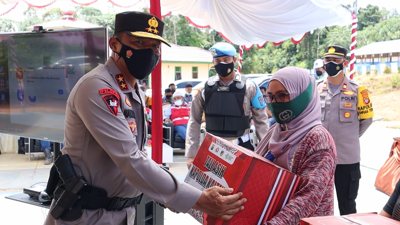 dukung dan sukseskan ptm kapolda kalteng beri bingkisan dan hadiah untuk anak anak yang ikuti pelaksanaan vaksinasi 22885