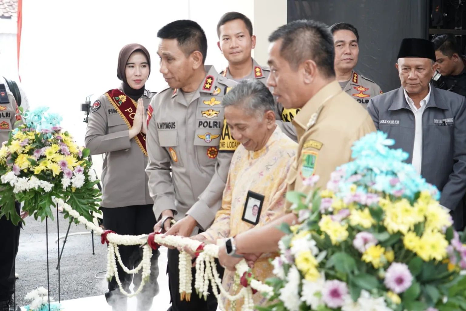 dukung efektivitas dan efisiensi pelayanan kapolda jabar resmikan spkt dan gedung etle di polres karawang 70749