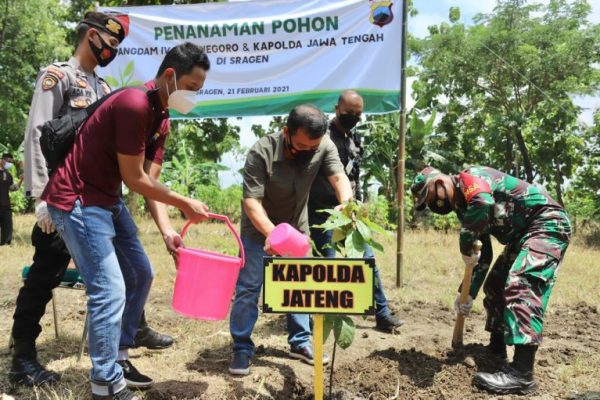 dukung ketahanan pangan kapolda jateng bersama pangdam iv diponegoro tanam buah 11956