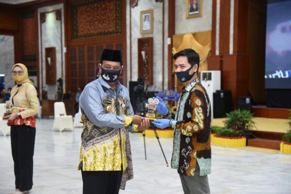 dukung kreatifitas anak bangsa kapolda kalsel bersama forkopimda hadiri awarding banua covfight photo and short movie competition 18275