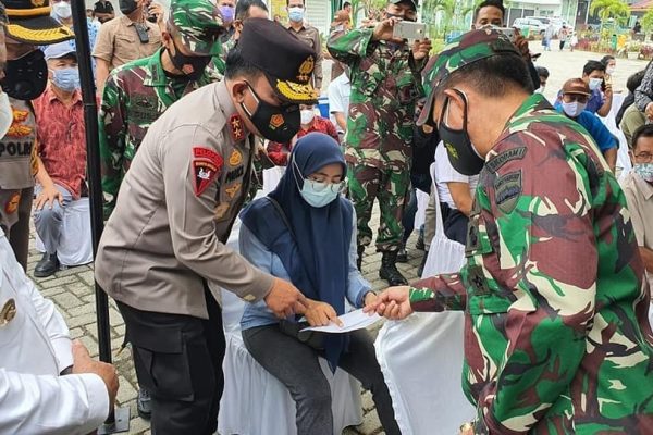 dukung pemulihan kesehatan nasional kapolda sumut dan pangdam i bb tinju vaksinasi bagi 530 kaum buruh 9174