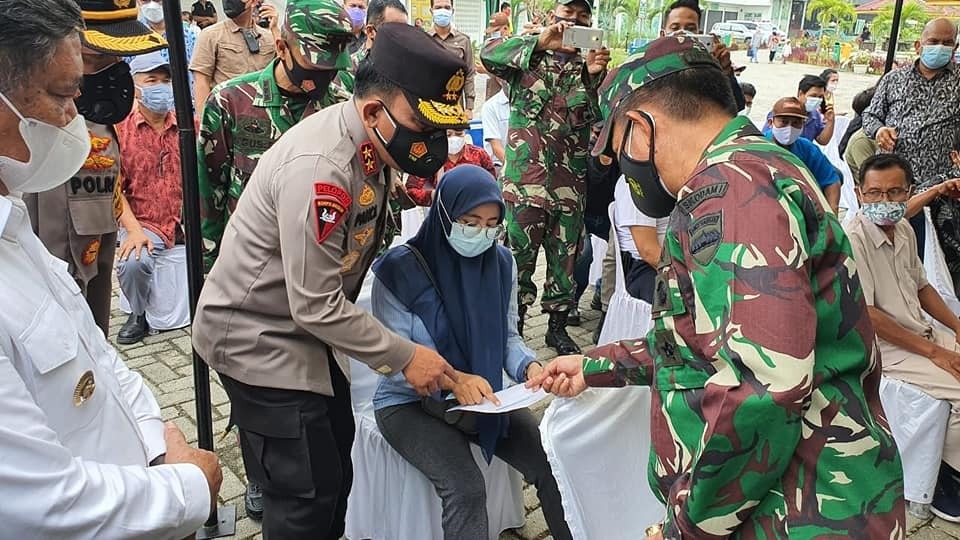 dukung pemulihan kesehatan nasional kapolda sumut dan pangdam i bb tinju vaksinasi bagi 530 kaum buruh 9174