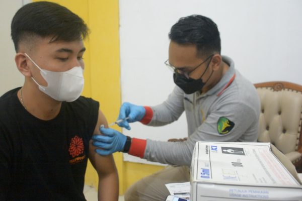dukung percepatan vaksinasi covid 19 bidhumas polda jambi buka gerai vaksinasi untuk pelaku seni dan kawula muda 9934