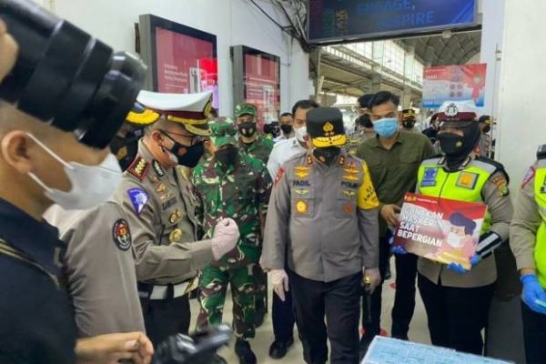 dukung program jakarta bermasker polda metro jaya sediakan kios masker gratis di setiap stasiun jabodetabek 30444