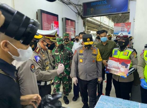 dukung program jakarta bermasker polda metro jaya sediakan kios masker gratis di setiap stasiun jabodetabek 30444