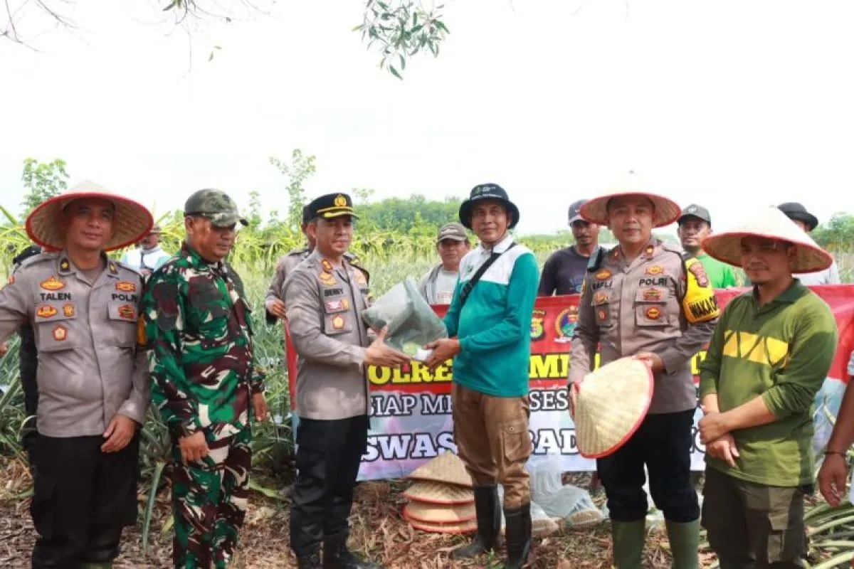 dukung program ketahanan pangan nasional polisi bantu alat pertanian di lampung timur 80509