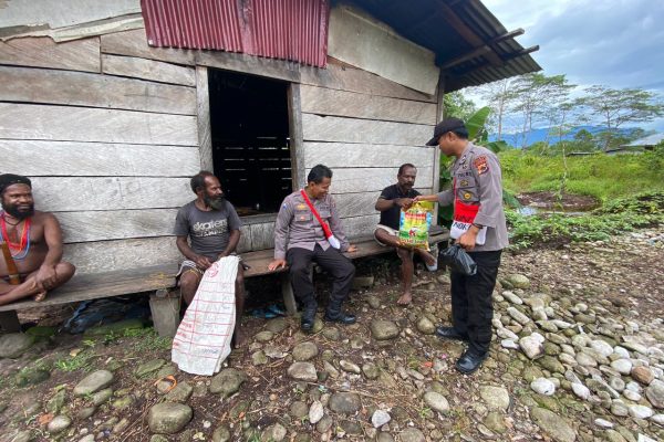 dukung program koteka satgas binmas noken wilayah nduga sambangi kepala kampung yike 13490