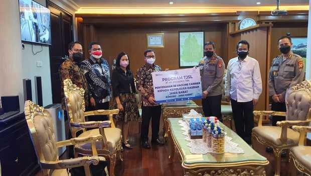 dukung program pemerintah pt pp persero tbk salurkan bantuan 30 vaccine carrier ke polda jabar 37148