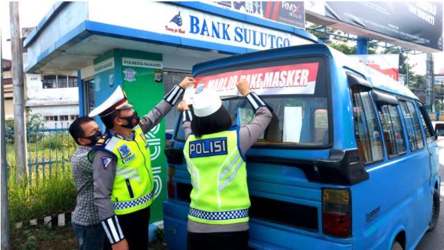 dukung program satu juta masker ditlantas polda sulut pasang sticker imbauan gunakan masker di angkutan umum 19605