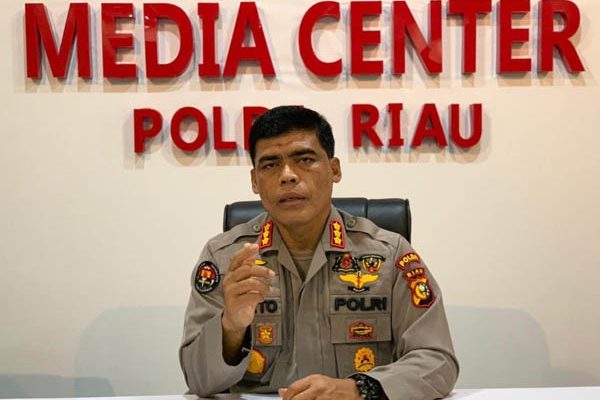 during august 2021 riau regional police managed to handle twenty cases of forest and land fire 41228