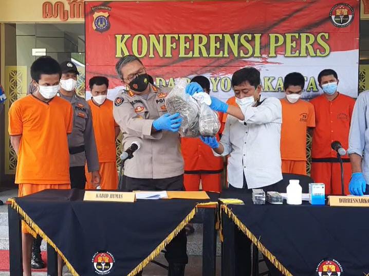 during the last two months the yogyakarta regional police successfully revealed 28 drug abuse cases and secured 35 people 43513