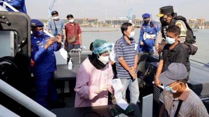 east java regional police held vaksinasi merdeka event on the ship 41069
