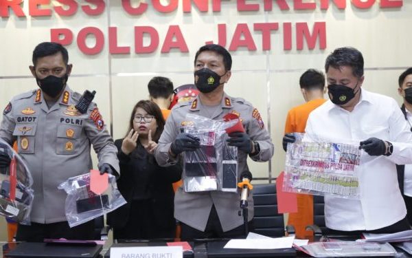 east java regional police perform an arrest operation towards illegal loan offices in surabaya and sidoarjo 43343