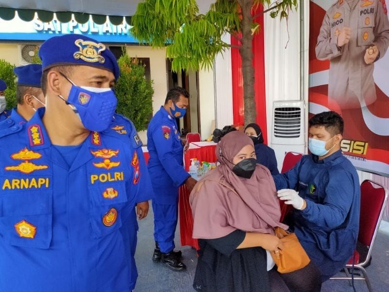 east java regional police s directorate of water and air police held vaccinations and distributed social assistance for residents of coastal gresik 42705