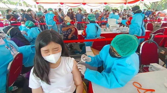 east java regional police together with pt jasa raharja held vaccination program in surabaya 40922