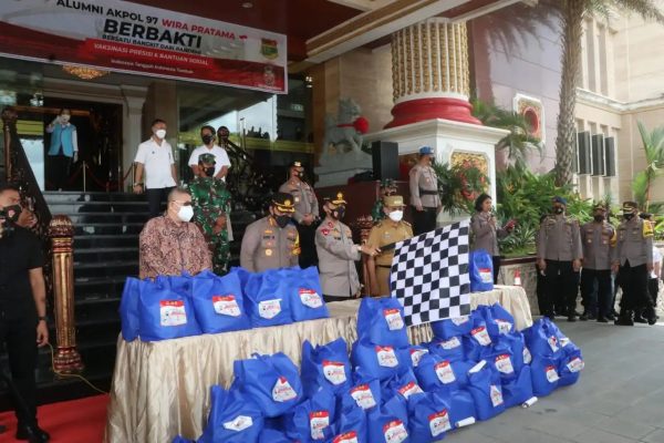 east kalimantan regional police chief releases social assistance and vaccination towards alumni of 97 policeacademy for samarinda people 42899