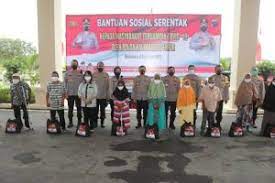 east kalimantan regional police held simultaneous social service for people affected by the covid 19 pandemic 42632