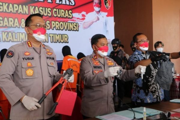 east kalimantan regional police holds press conference regarding disclosure of inter provincial and inter national robbery cases 41423