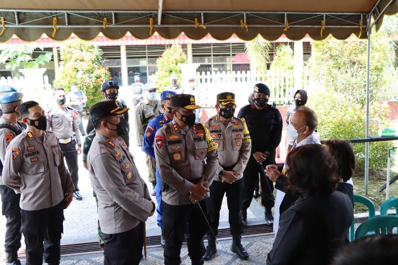 ensure security readiness central kalimantan regional police chief checks readiness of christmas and new year post sampit harbor 44643