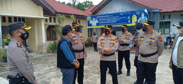ensuring all collaboration in handling covid 19 regional police chief and high rank executives of riau s regional police visit community health centers in pekanbaru 28561