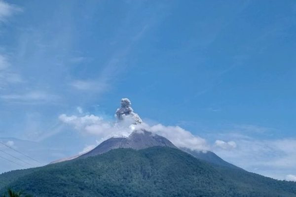 erupsi kembali dikeluarkan oleh gunung lewotobi laki laki flores timur 74216