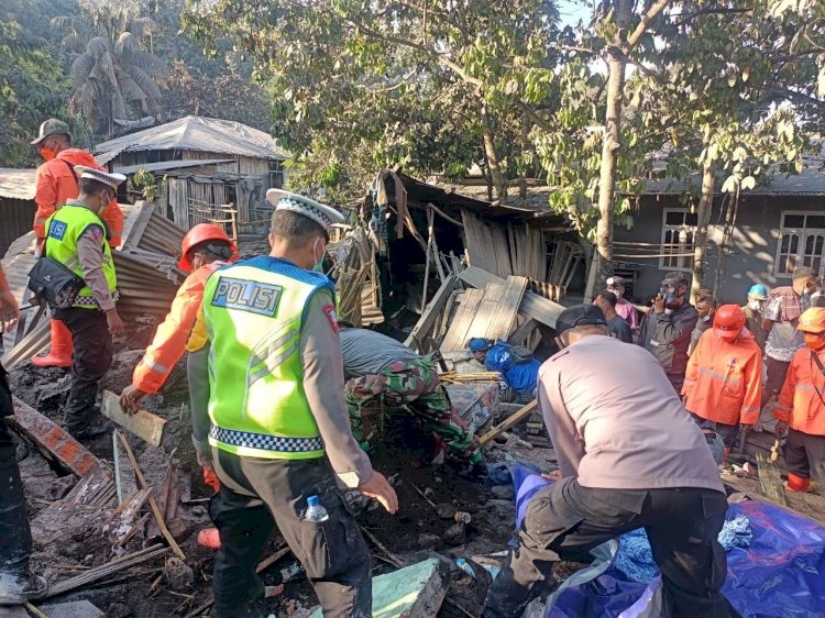 evakuasi terus dilakukan personel gabungan kepada warga bencana erupsi gunung lewotobi 80533