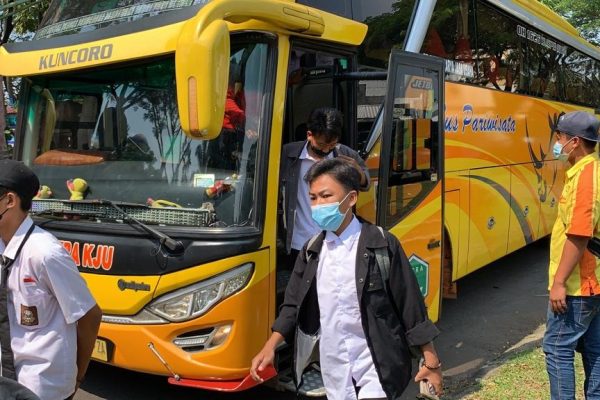 fasilitasi peserta vaksin akabri 98 kerahkan puluhan truk sukseskan vaksinasi massal di cikupa 27315