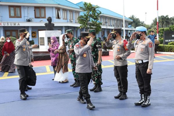 flying to lumajang national police chief observes victims of mount semeru eruption directly 44454