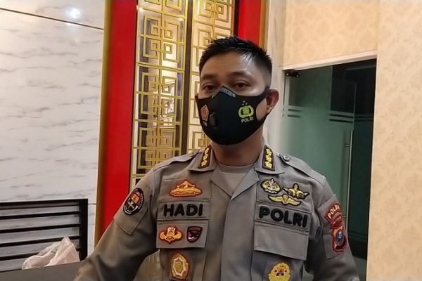 following up on the north sumatra governor s regulation on the acceleration of covid 19 response the north sumatra regioal police advises businesses to obey operating hours 39064