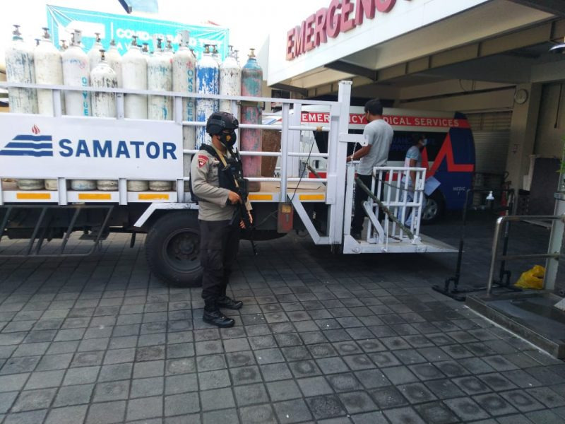 for smooth distribution bali regional police guards 1257 oxygen tanks and 71 tons of liquid oxygen 40842