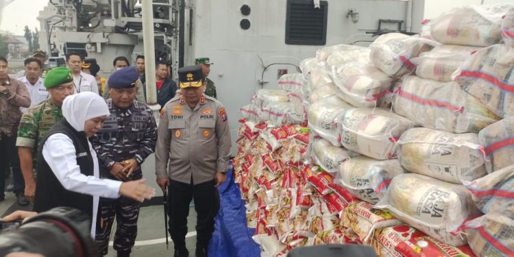 forkopimda jatim distribusikan bahan pokok ke pulau masalembu 55187